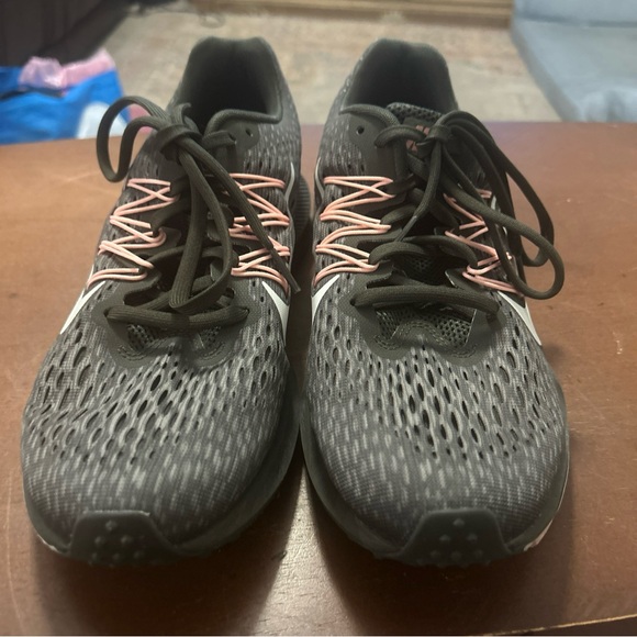 Size 8.5 - Nike Zoom Winflo AA7414-004 Gray Running Shoes - Picture 3 of 10
